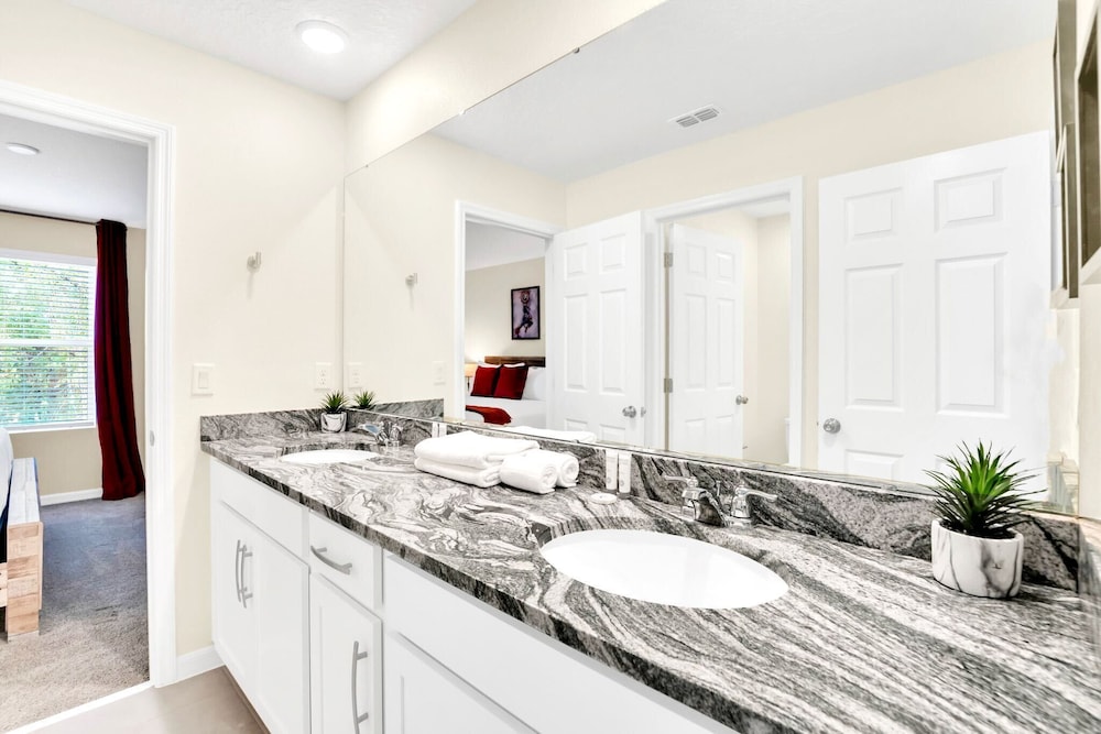 Spectacular 7BR Home w Pool & Arcade Near Disney