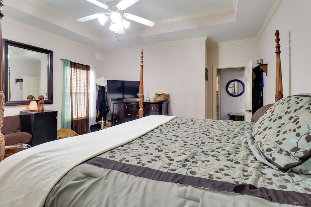 Spacious Suburban Home w/ Pool Access in Ridgeland