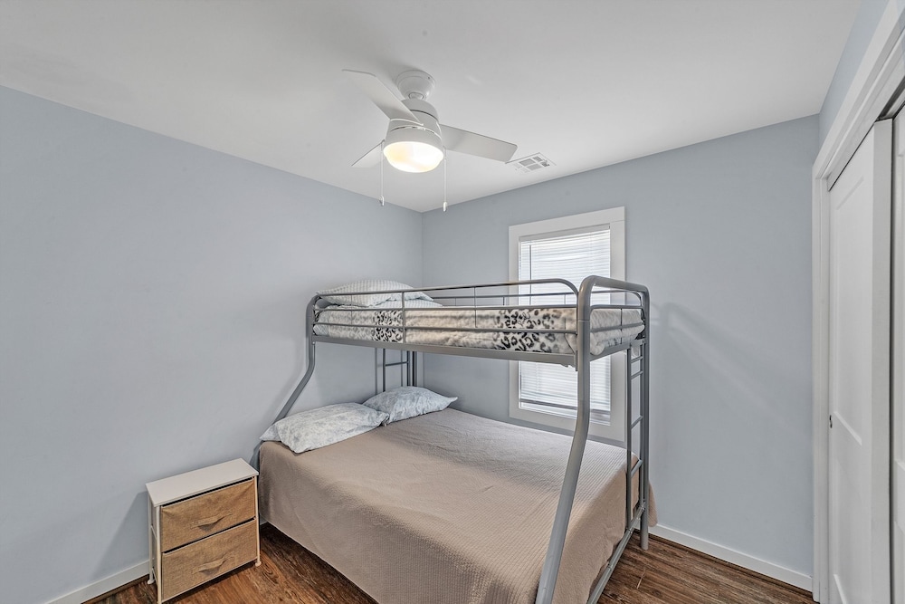 Cozy 3-br Retreat, Four Blocks To Beach & Boardwalk 3 Bedroom Home