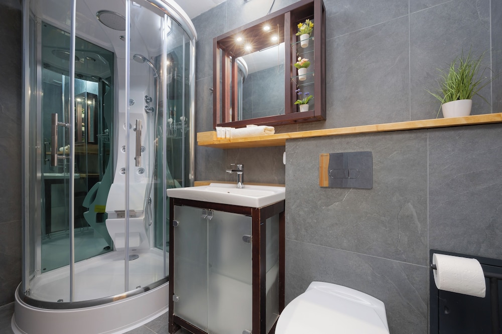 Traditional Warsaw Apartment by Renters