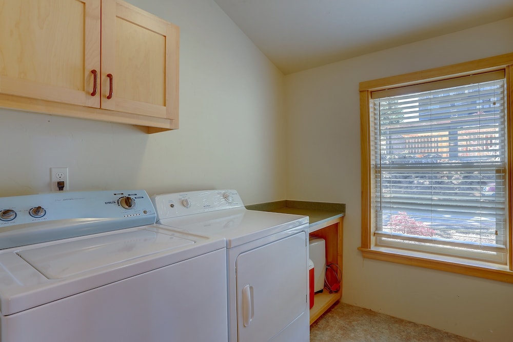 Hutson's Bridgeview **30 Day Minimum** 4 Bedroom Home by RedAwning