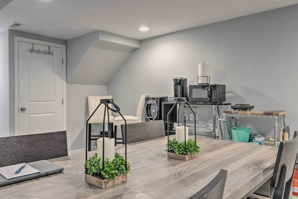 6 Mi to National Mall: Modern DC Apartment! view 4