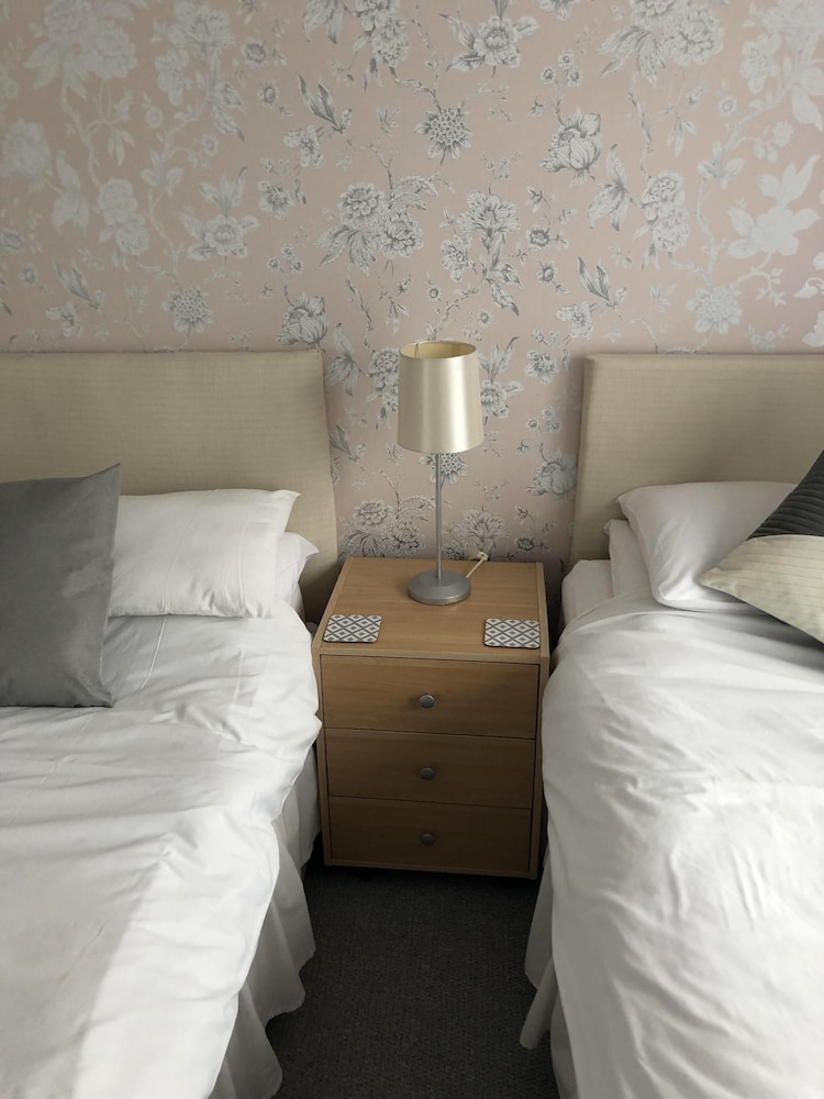 Basingstoke En Suite Room in Garden Annex view 3