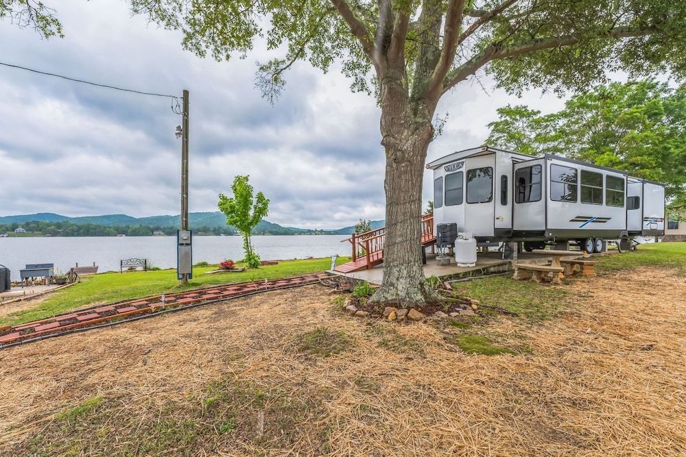 Lakeside Retreat On Neely Henry Lake 1 Bedroom Villa by RedAwning - Property Image 11