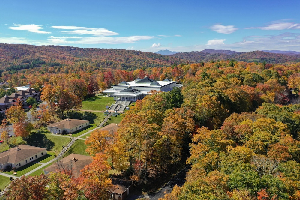 Hotel Art of Living Retreat Center - Image 1