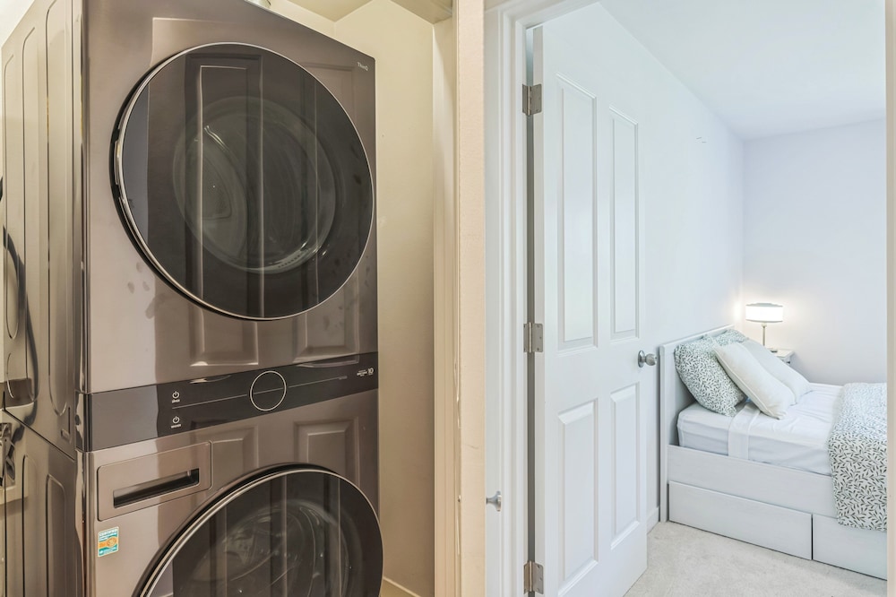 Walkable Seattle Gem Close To Everything 2 Bedroom Condo
