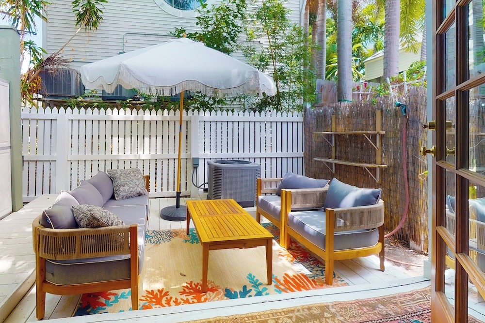 1BR Home - Colorful Cottage w/ AC, W & D, Dogs OK