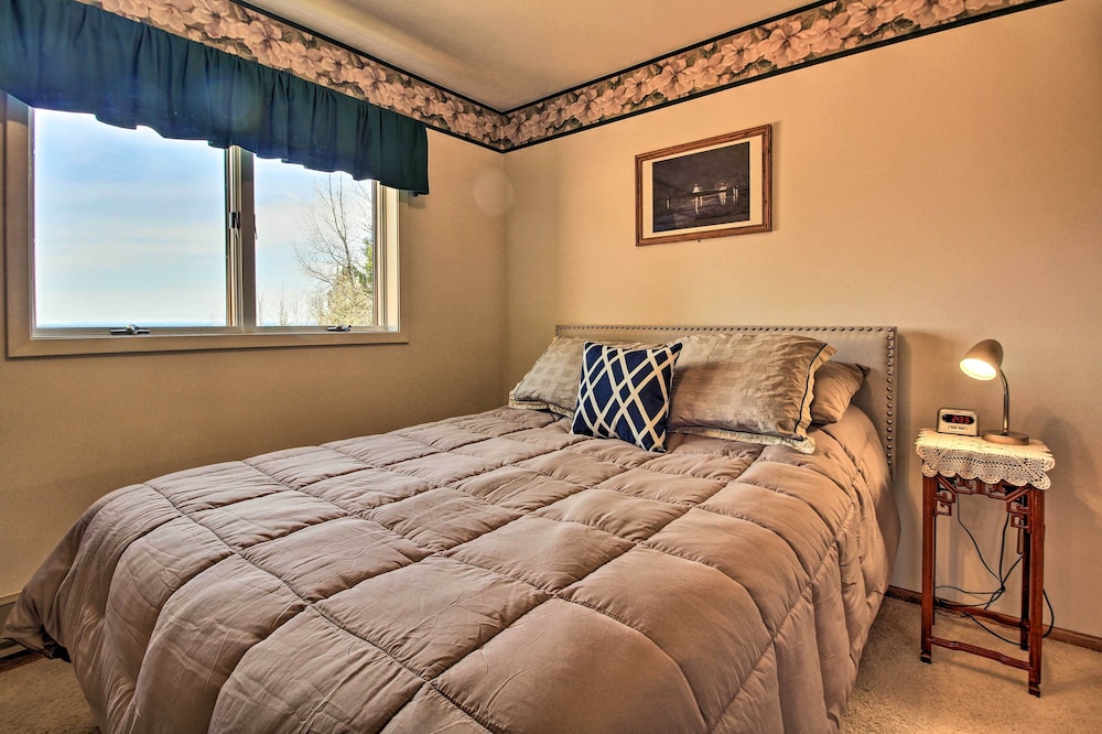 15 Mi to Duluth: Lake Superior Beachfront Home! view 4