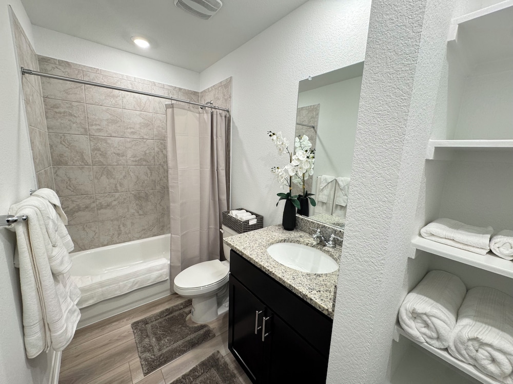 Modern 4BR New Home w Luxury Touches