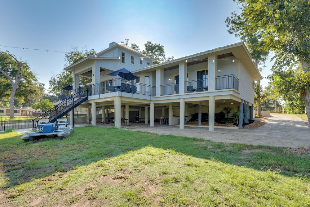 Luxe Waterfront Home w/ Boat Slip in New Braunfels