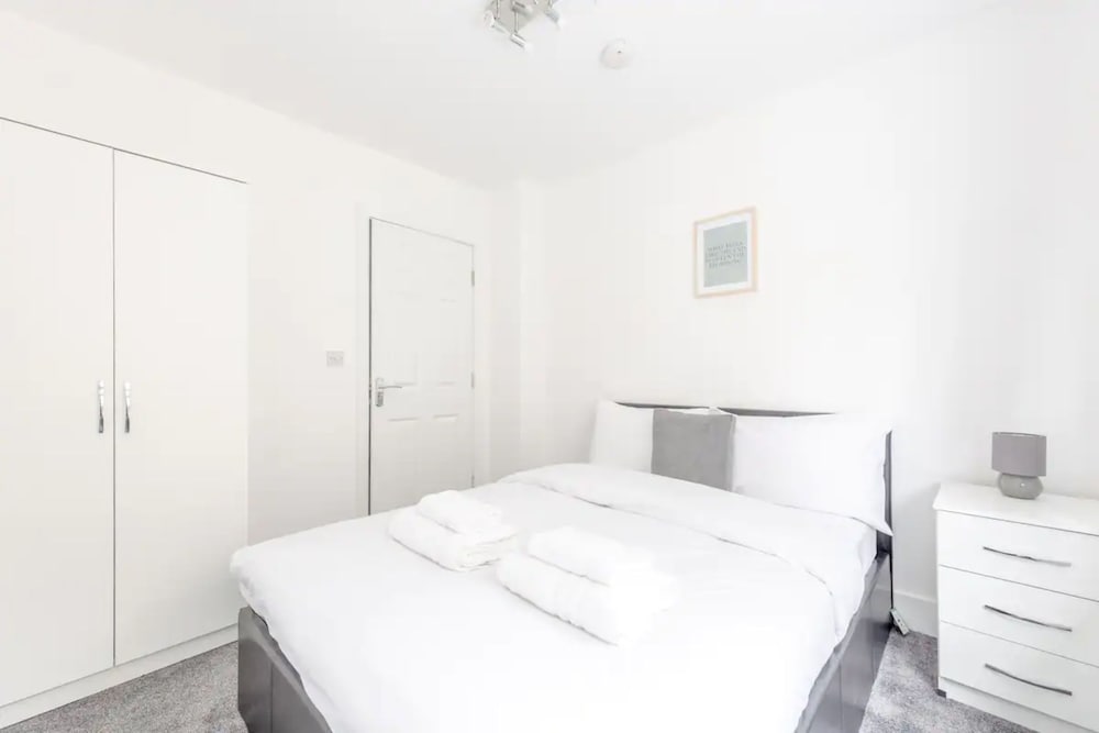 Spacious and Central 4 Bedroom Flat - West Kensington