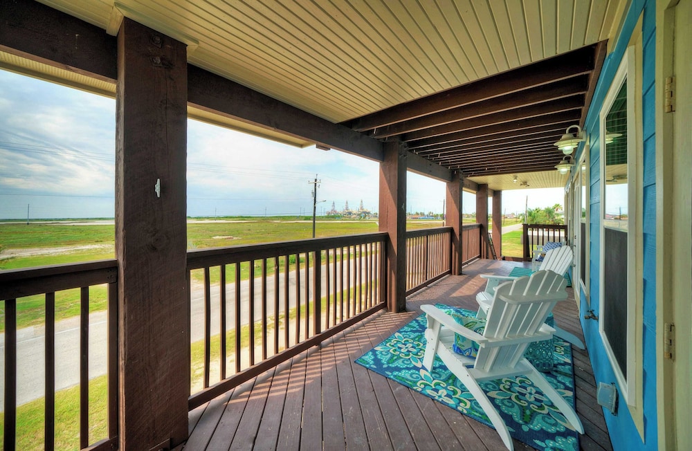 Sleeps 22 2 Homes w/ Private Pool, Game Room, Nature Views 7 BDR Avantstay