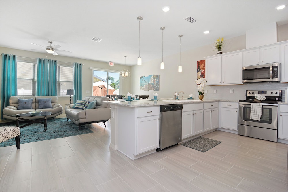 Four Bedroom Sleeps 10 w Gameroom 5152a