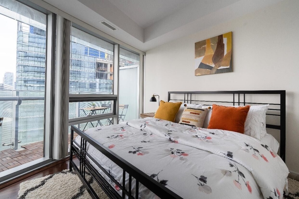 CN Tower Facing, Parking, King Bed - Image 5