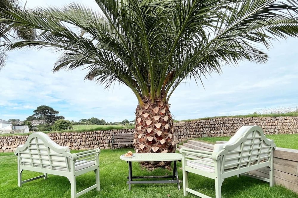 Gorgeous Spacious Bungalow Serene Garden Parking