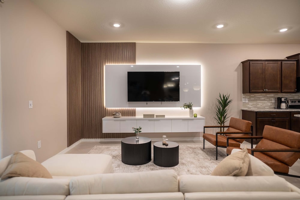 Stunning 10 Bed Home With Themed Rooms Pool