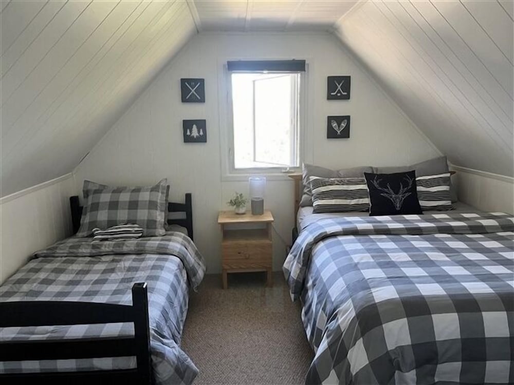490 Lake St Peter $2100/sum Wk 3 Bedroom Cottage