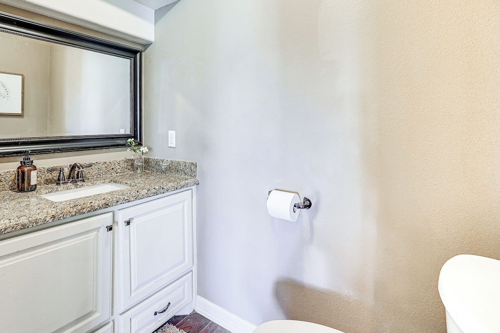 1 Mi to Utrgv Stadium: Roomy Retreat w/ Pool, Yard