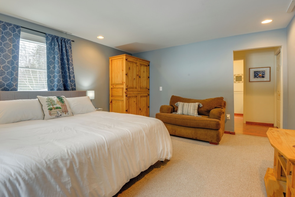 Ski, Golf & Hike: Spacious Dover Retreat!