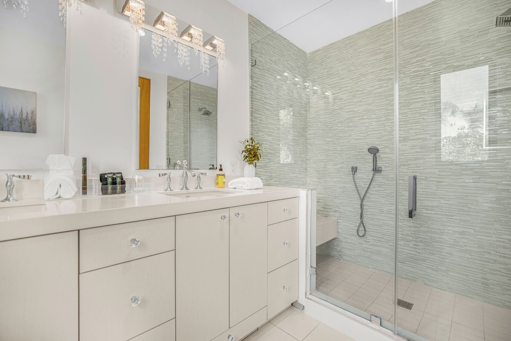 Louise Modern - Luxury Smart Estate in Encino w/ Pool, Gym & Spa