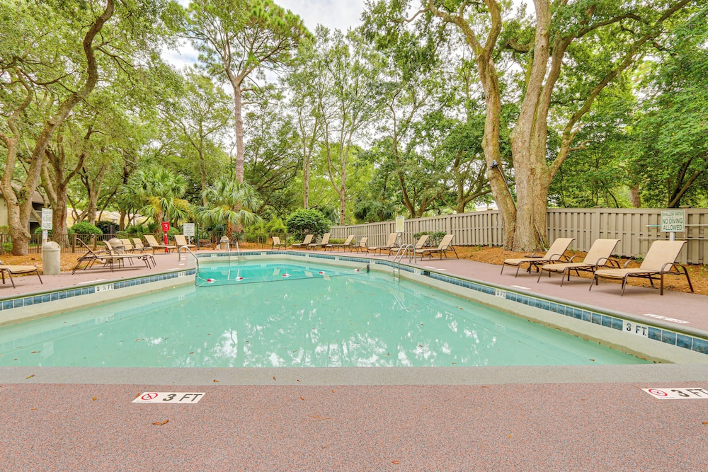 Walk to Folly Field Beach: Condo w/ Pool Access