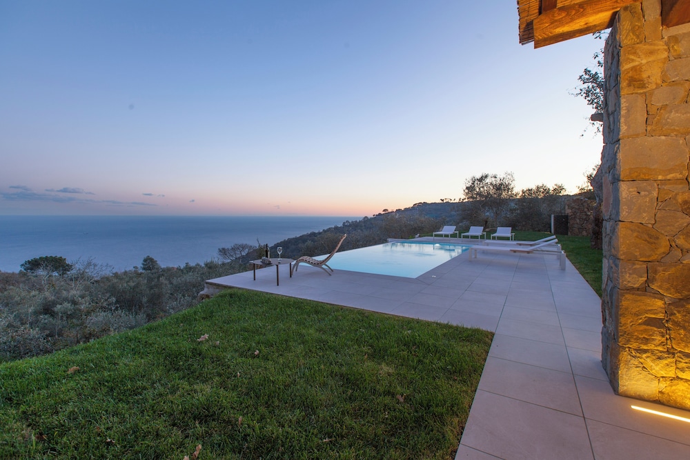 Design Villa With Infinity Pool & Li Galli View