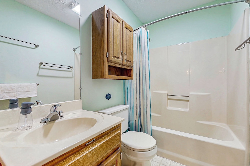 Charming 3BR Home w/ Lake Access & Pool Table