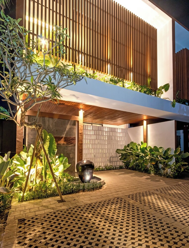 Botanika Estate