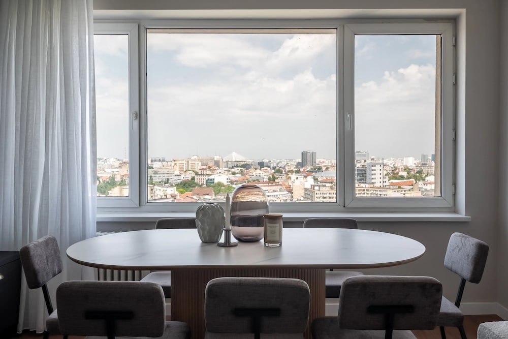 Views of all the Palaces 2BR Stunner