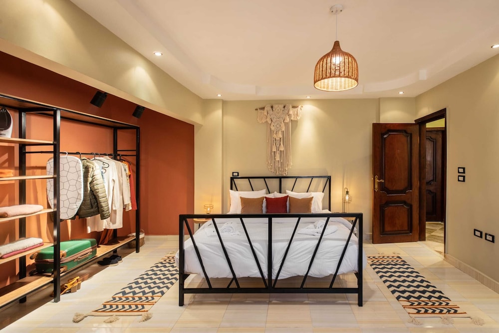 Xuru Stays I Play Foosball & Do Yoga - 1 BR Apt. 5 Min To Airport