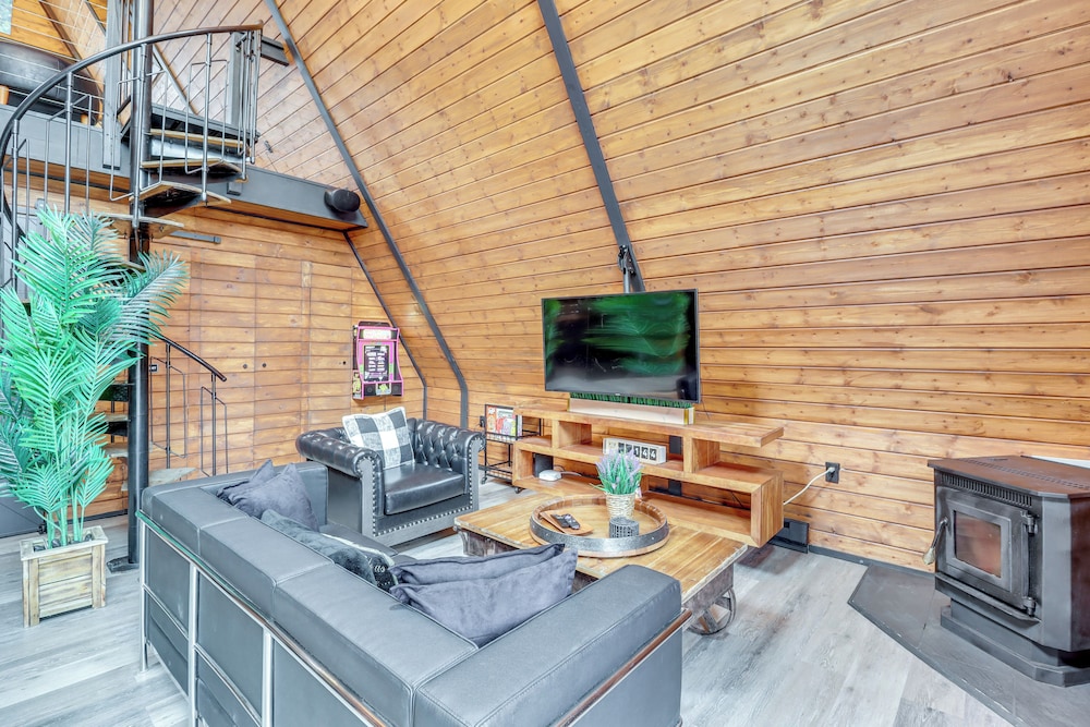 9 Mi to Big Boulder Mtn: A-frame Cabin w/ Hot Tub