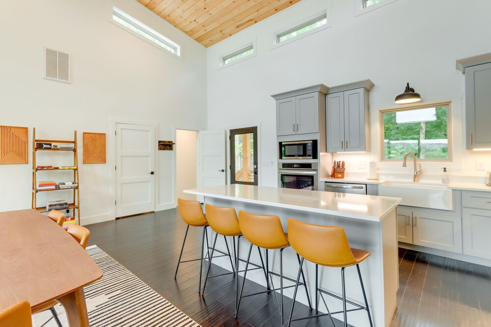 Mid-century Modern Home w/ Hot Tub & Mtn Views! view 5