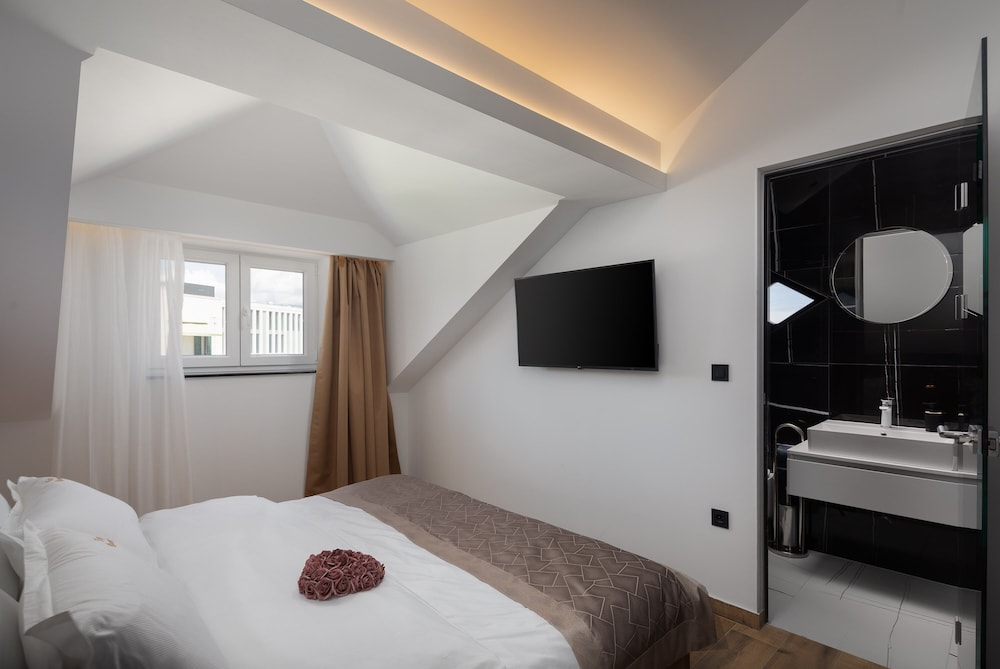Top Rooms view 5
