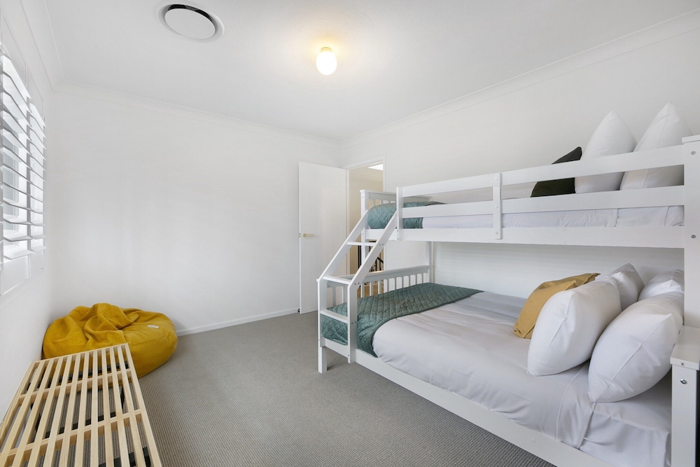 Mediterranean Surfers Paradise Townhouse With BBQ