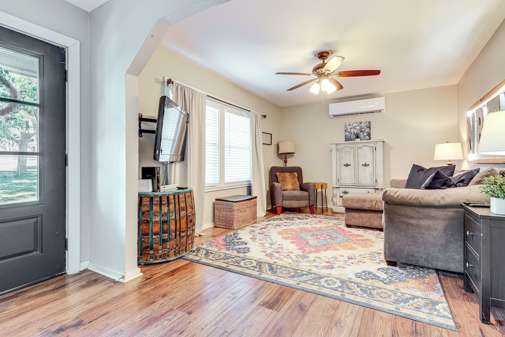 2 Mi to Landa Park: Farmhouse w/ Fire Pit!