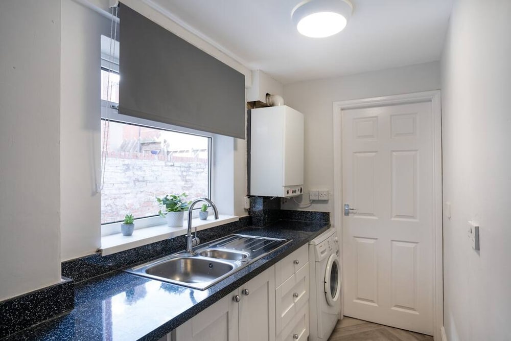 Central 2 Bedroom House-parking
