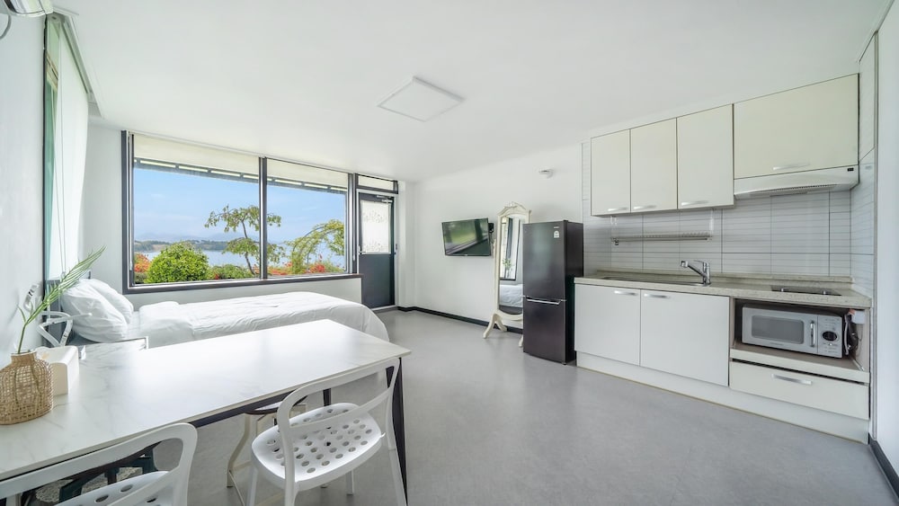 Yeosu Rebeu Ocean View Pension view 4