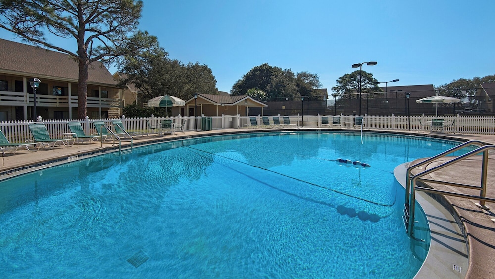 Sleeps 8 w/ Resort Pools, Tennis, Golf & Beach Access + Attraction Tickets!
