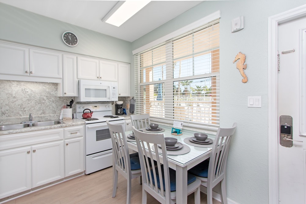 Clearwater Beach Suites 106 2 Bedroom Condo by RedAwning - Image 4