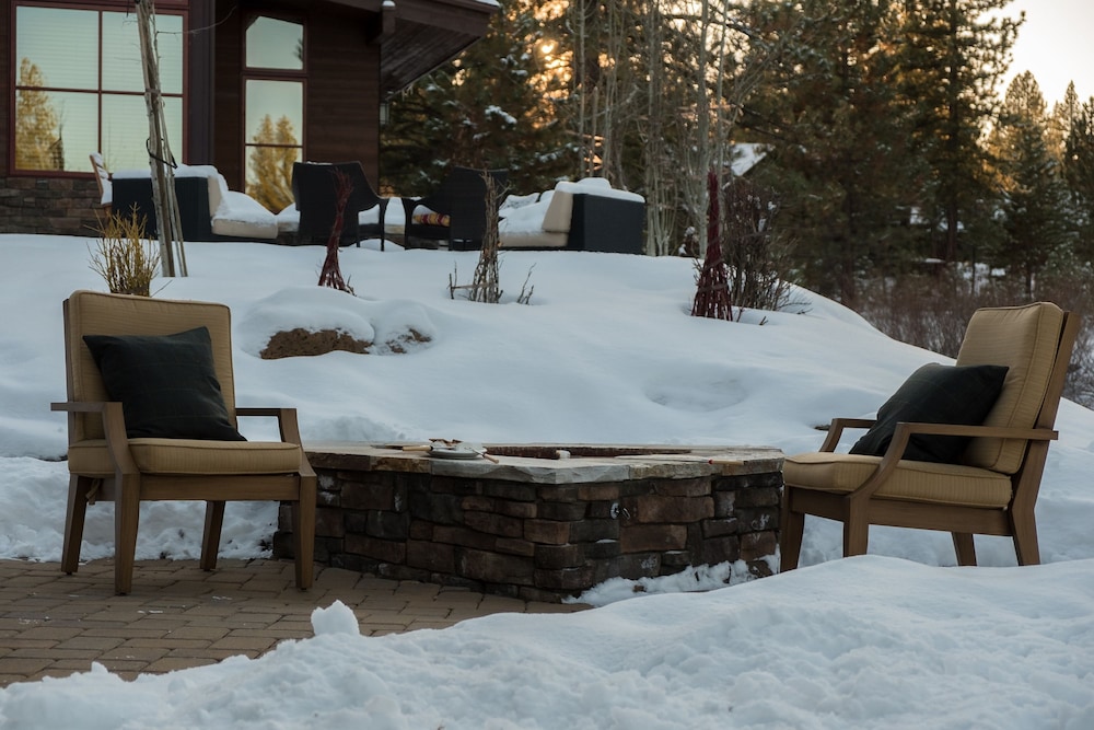 Maple by Avantstay Modern Mountain Home w Cozy Fire Pit 15 Mins frm Northstar