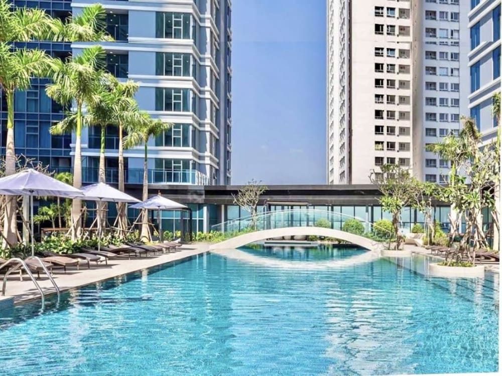 Skyway White & Silver Riverside Resident - Binh Thanh, HCM