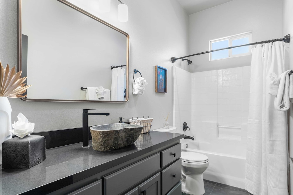 Designer Desert Oasis w/ Pool, Hot Tub, Outdoor Lounge The Riley by Avantstay