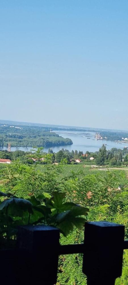 Holiday House in Smederevo With City, Garden, and River Views