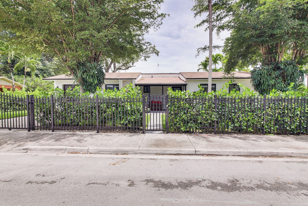 5 Mi to Beach: Group Getaway w/ Yard in Miami
