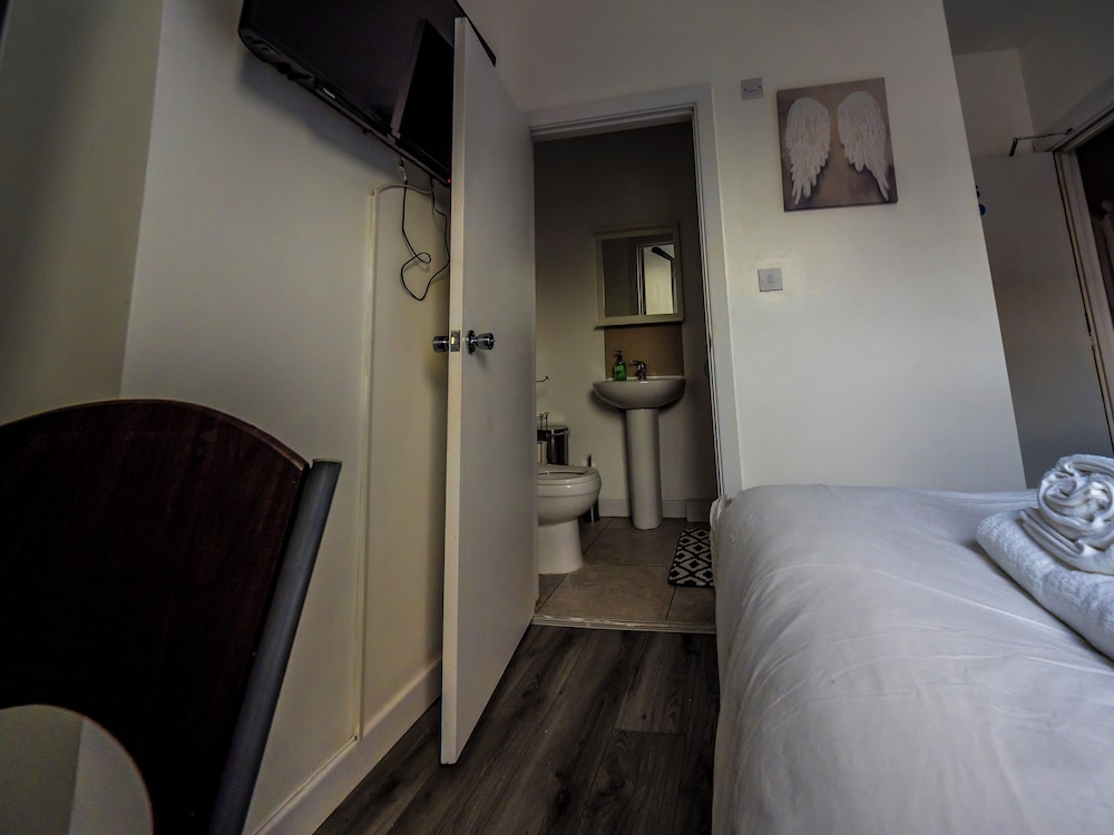Ensuite5 Woodhouse private bath 2kitchen