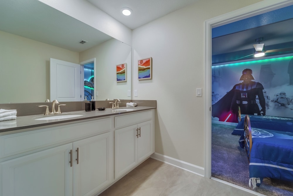 9 Bedroom Family Friendly Retreat - Private Pool