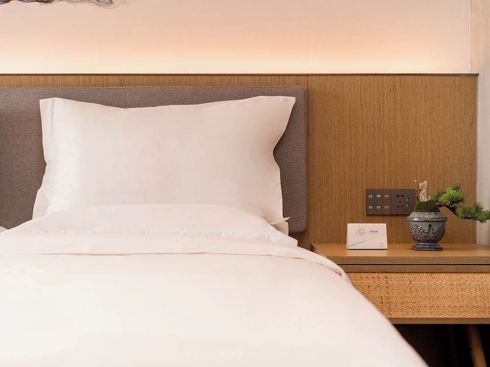 Trendy Romantic Hotel Guangzhou Panyu Qiaonan Aoyuan Plaza Branch - Free Deliver Service to Canton Fair Complex During Canton Fair Period