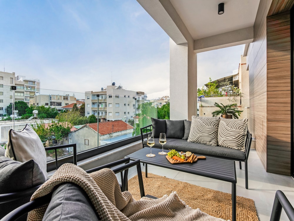 Sanders Premier - Cozy 2 bdr apt With Balcony