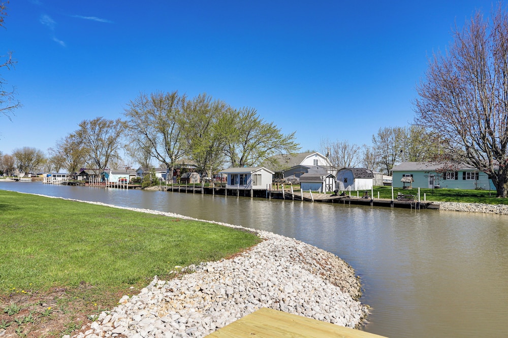 Waterfront Port Clinton Cottage w/ Fire Pit!