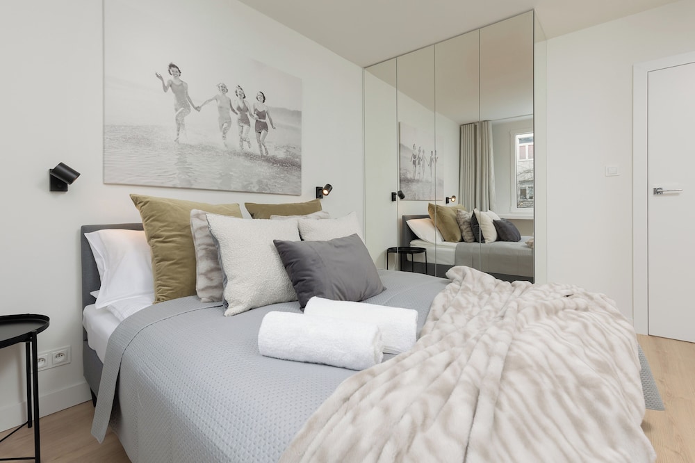 Nowogrodzka Apartment by Renters view 4
